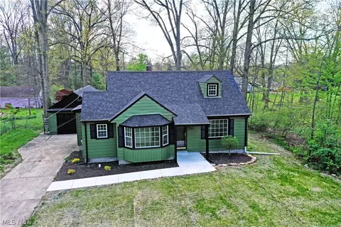 3384 Lakeside Dr, Mineral Ridge, OH 44440