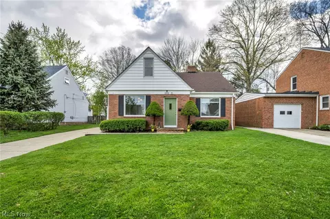 1371 Cranover Rd, Lyndhurst, OH 44124