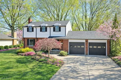 8351 Chesterton Dr, Youngstown, OH 44514