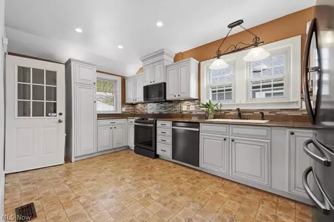 Kitchen - 122 Overlook Ave, Wadsworth, OH 44281 photo 1 of 4