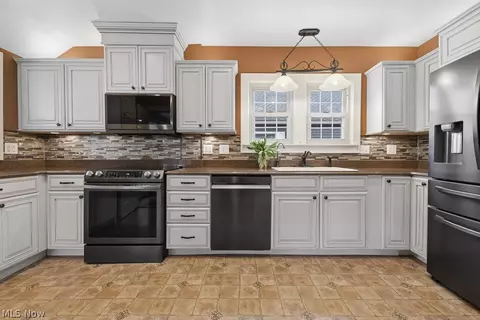 Kitchen - 122 Overlook Ave, Wadsworth, OH 44281 photo 2 of 4