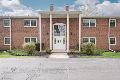 2720 Pease Dr #219N, Rocky River, OH 44116
