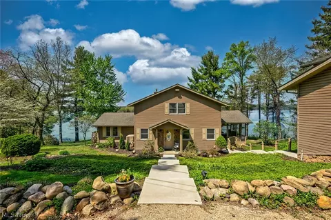 2873 Lodge Rd SW, Sherrodsville, OH 44675