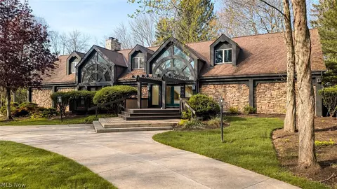 1180 Meadow Spur, Akron, OH 44333