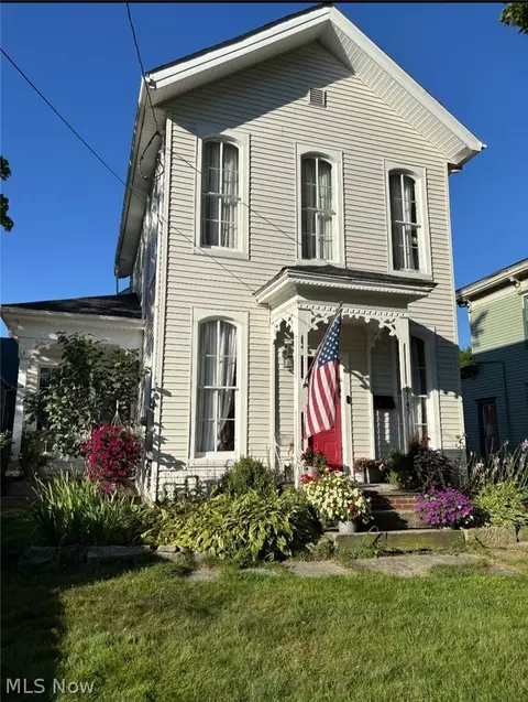 8145 Maple Ave, Garrettsville, OH 44231
