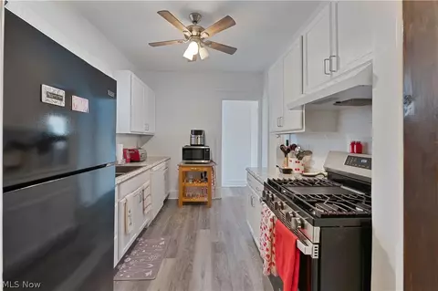 Entry Way - 273 Maplewood Ave, Struthers, OH 44471 photo 1 of 1