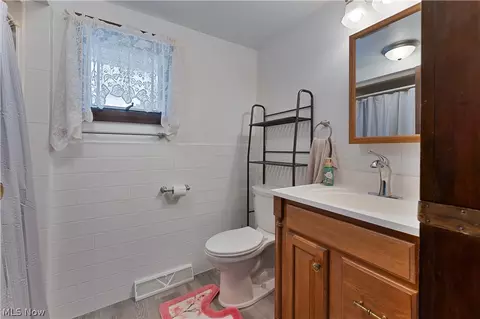 Bath - 273 Maplewood Ave, Struthers, OH 44471 photo 1 of 4