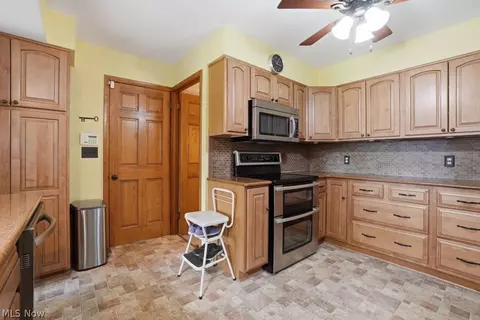 Kitchen - 3211 Ridgewood Ave, Ashtabula, OH 44004 photo 2 of 5