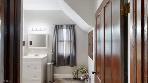 Entry Way - 1538 S Ridge Rd W, Ashtabula, OH 44004 photo 6 of 14