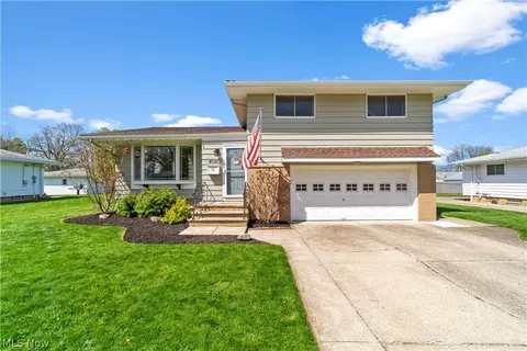 4040 W 213th St, Fairview Park, OH 44126