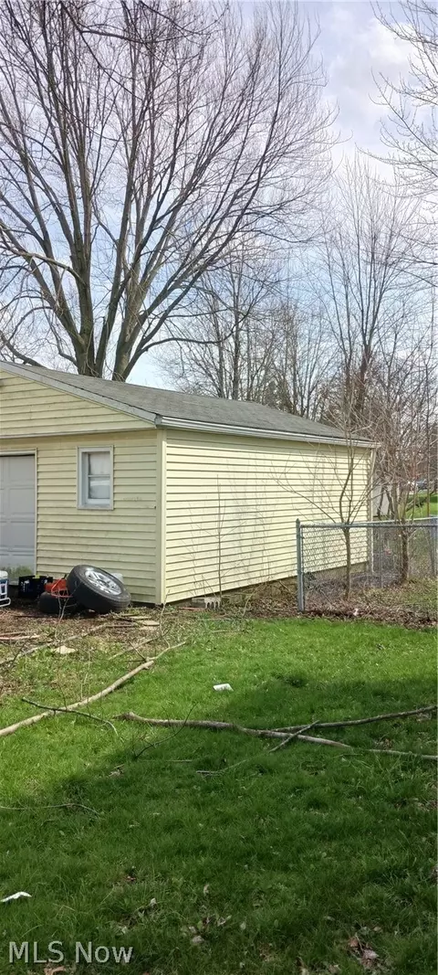 938 Walnut St, Elyria, OH 44035 photo 2