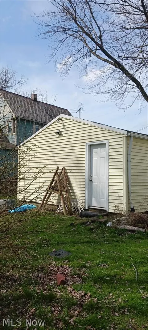 938 Walnut St, Elyria, OH 44035 photo 4