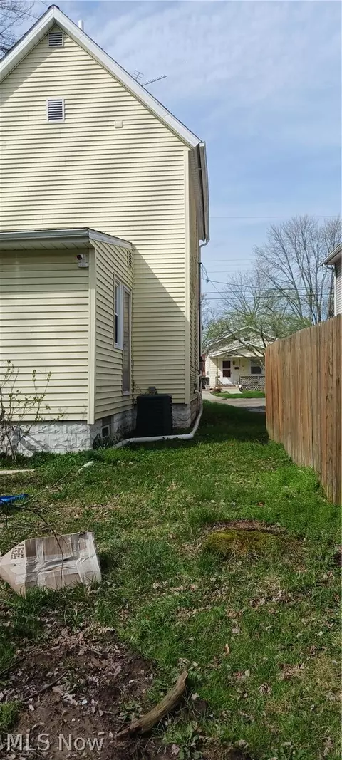 938 Walnut St, Elyria, OH 44035 photo 3