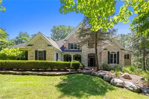 11625 Regent Park Dr, Chardon, OH 44024