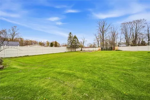 Exterior - 1584 Hemlock Dr, Ashtabula, OH 44004 photo 5 of 10