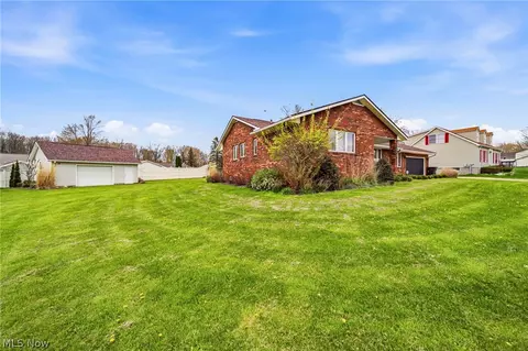 Exterior - 1584 Hemlock Dr, Ashtabula, OH 44004 photo 4 of 10