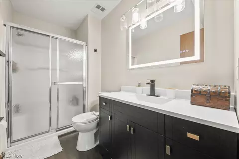 Bath - 804 Kirkwall Dr, Akron, OH 44321 photo 2 of 5