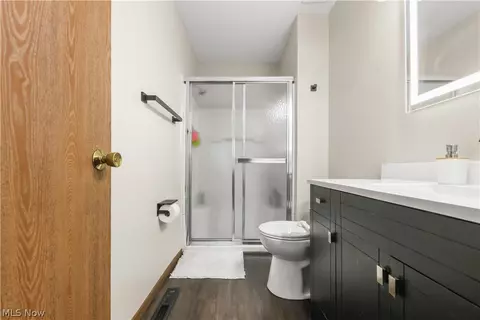 Bath - 804 Kirkwall Dr, Akron, OH 44321 photo 1 of 5