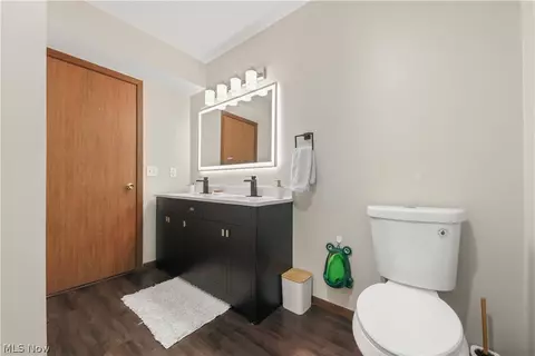 Bath - 804 Kirkwall Dr, Akron, OH 44321 photo 5 of 5