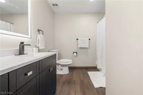 Bath - 804 Kirkwall Dr, Akron, OH 44321 photo 4 of 5