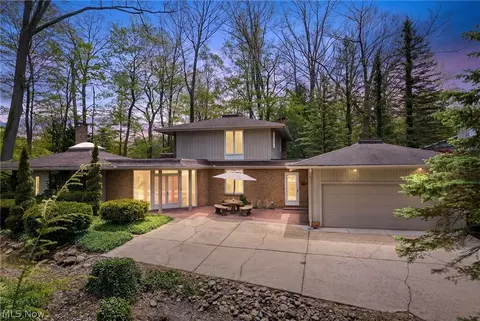 17571 Merry Oaks Trl, Chagrin Falls, OH 44023