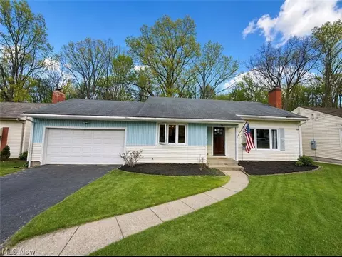 3289 Cricket Dr, Youngstown, OH 44511