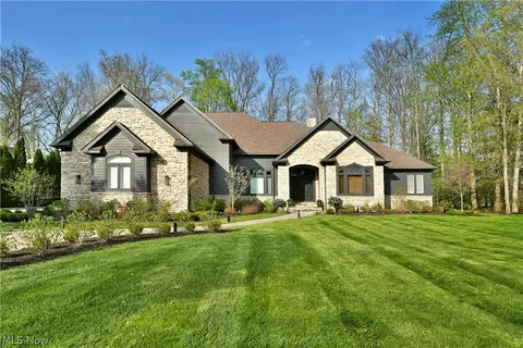 460 Club Dr, Aurora, OH 44202