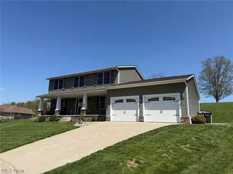 235 Briarwood Dr SE, New Philadelphia, OH 44663