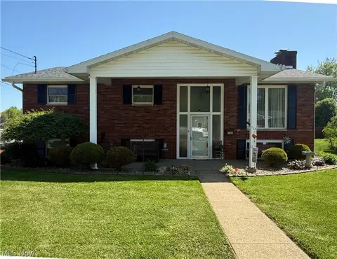 1451 Poplar Ave, Belpre, OH 45714