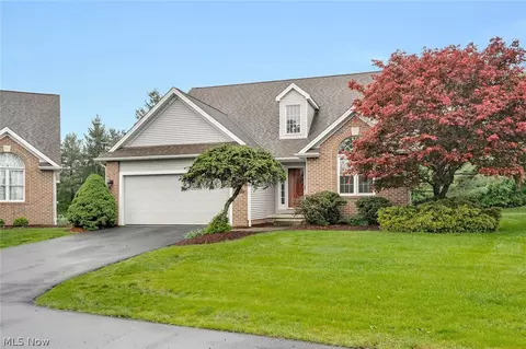 90 Lake Pointe Cir, Canfield, OH 44406