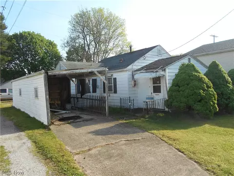 914 Pine St, Coshocton, OH 43812 photo 2