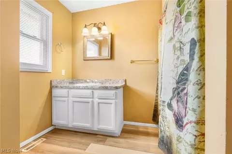 Bath - 405 Baldwin Rd, Akron, OH 44312 photo 1 of 2