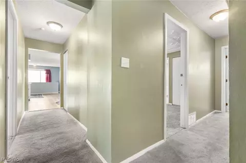 Entry Way - 405 Baldwin Rd, Akron, OH 44312 photo 3 of 4
