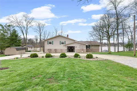 703 Holiday Dr, Willard, OH 44890