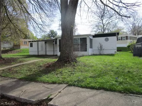 1626 E Apt 191 E 51st St, Ashtabula, OH 44004 photo 2