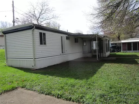 1626 E Apt 191 E 51st St, Ashtabula, OH 44004 photo 3