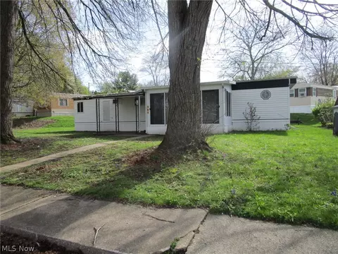 1626 E Apt 191 E 51st St, Ashtabula, OH 44004 photo 4