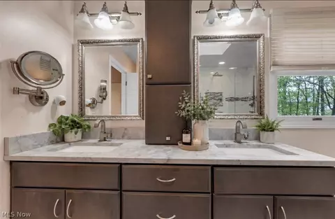 Bath - 106 Lethbridge Cir, Akron, OH 44321 photo 3 of 5