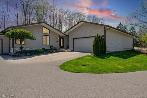 6972 Windward Hills Dr, Brecksville, OH 44141