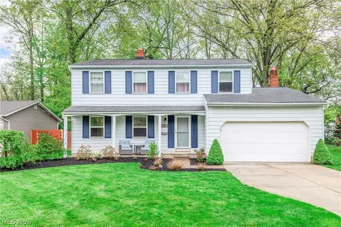 4083 Lydgate Dr, North Olmsted, OH 44070