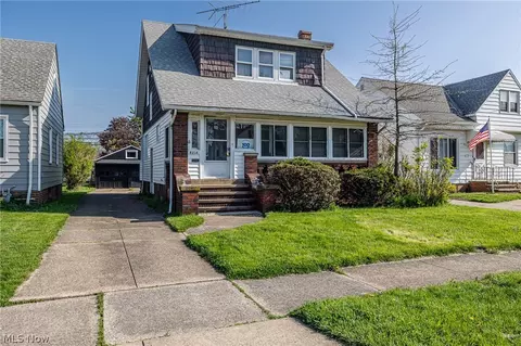 8214 Essen Ave, Parma, OH 44129