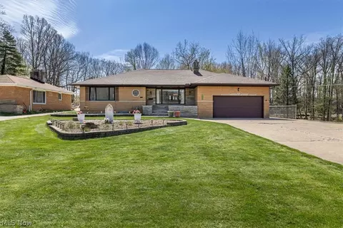 5855 W Ridgewood Dr, Parma, OH 44129