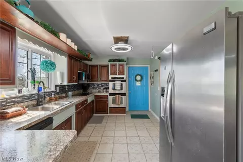 Kitchen - 5261 Dailey Rd, New Franklin, OH 44319 photo 5 of 6