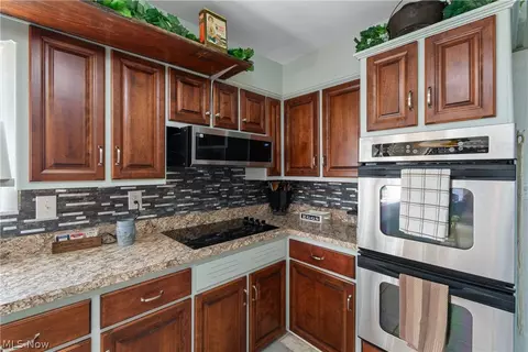 Kitchen - 5261 Dailey Rd, New Franklin, OH 44319 photo 2 of 6