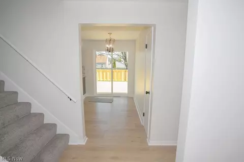 Entry Way - 556 Idora Ln, Struthers, OH 44471 photo 1 of 4