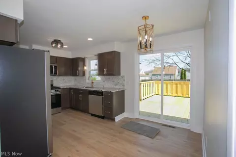 Entry Way - 556 Idora Ln, Struthers, OH 44471 photo 2 of 4