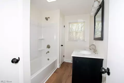 Bath - 556 Idora Ln, Struthers, OH 44471 photo 1 of 3