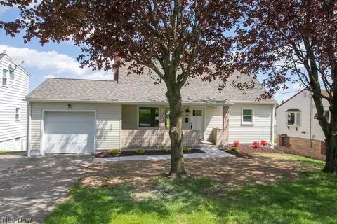 556 Idora Ln, Struthers, OH 44471