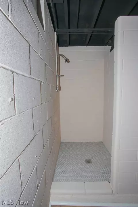 Bath - 556 Idora Ln, Struthers, OH 44471 photo 3 of 3