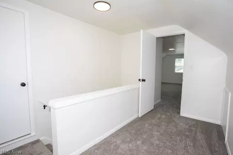 Entry Way - 556 Idora Ln, Struthers, OH 44471 photo 3 of 4